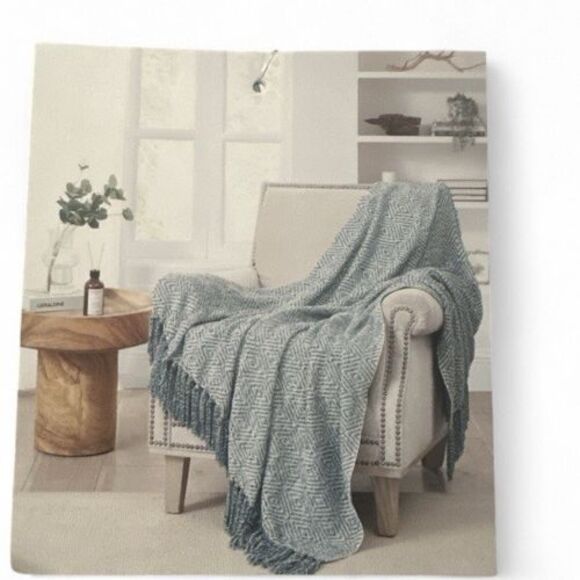New in Box 50 x 60 Green & White Diamond Pattern Throw Blanket w/ Fringe NWT - Picture 2 of 4